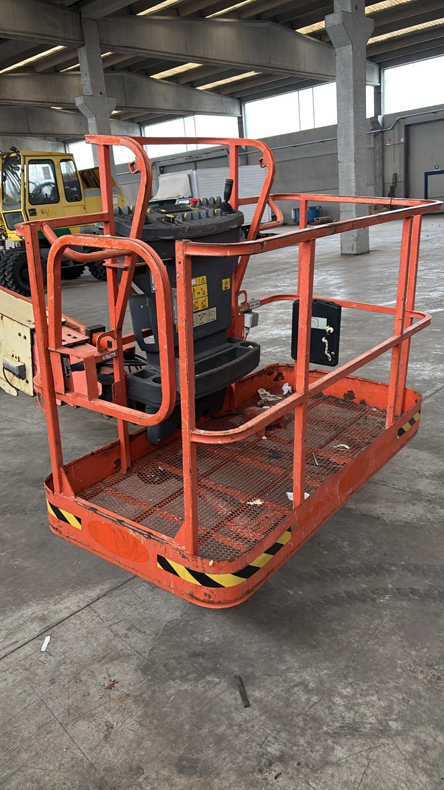 Piattaforma aerea cingolata JLG 600SCG (10)