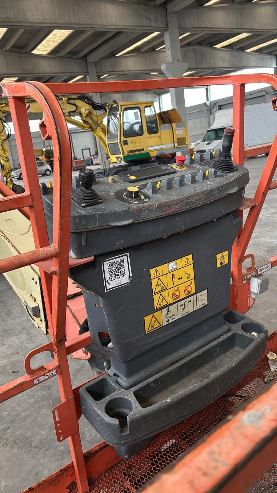 Piattaforma aerea cingolata JLG 600SCG (7)